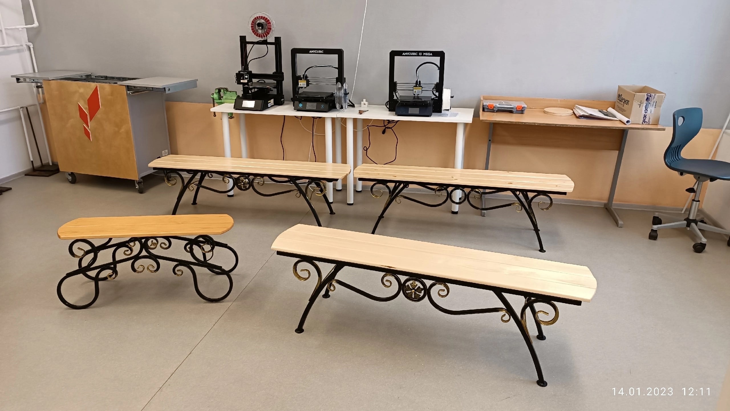 Обучающиеся объединения &amp;quot;Холодная ковка&amp;quot; создали скамейки.